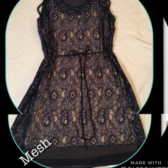 Vera Wang Dresses & Skirts - Vera Wang GORG Lace Dress with Pockets Waist Strap and Under Slip